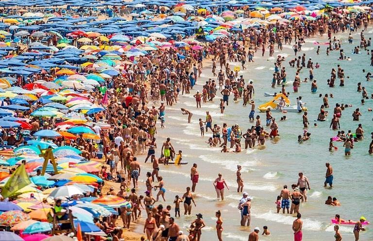 英国游客扎堆西班牙海滩避暑 现场如“下饺子