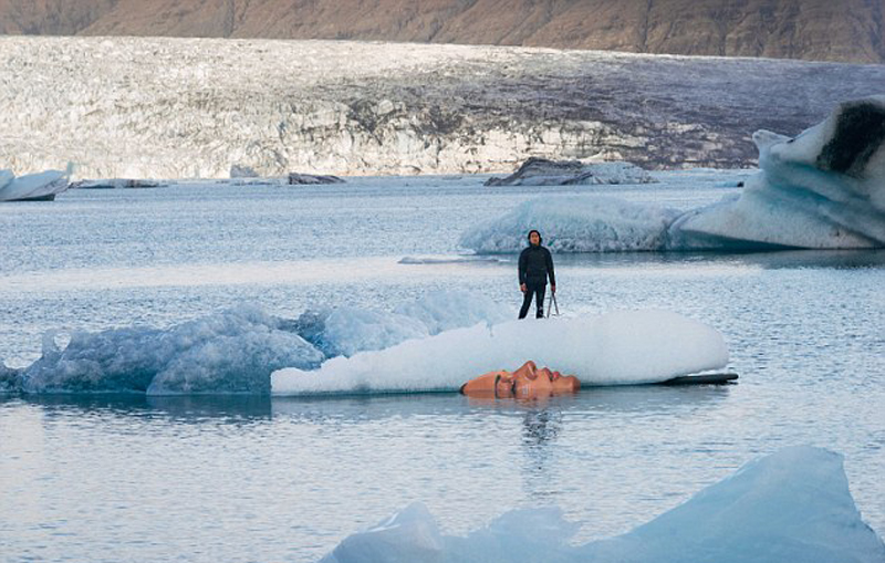 美艺术家冰山上画“溺水的人” 警示全球变暖